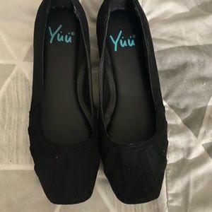 Yuu small wedge dress shoe- black - size 6m NEW
